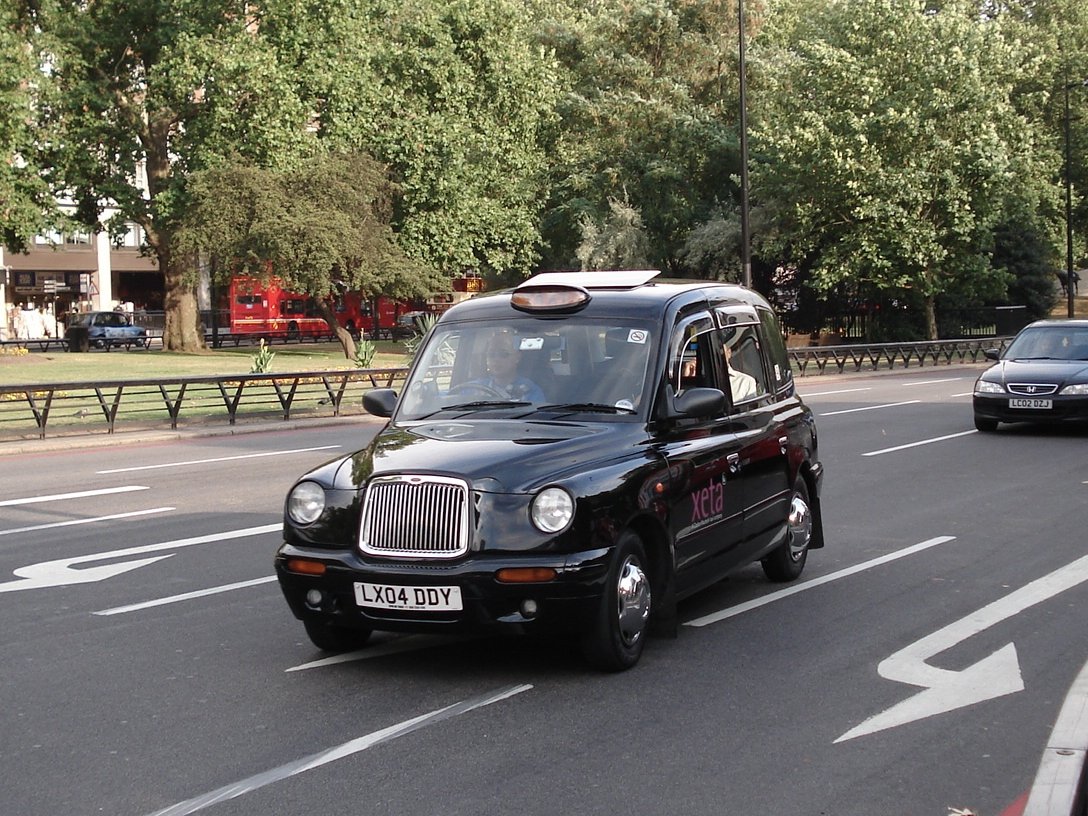 London_taxi,_near_Hyde_Park_(2847993182).jpg