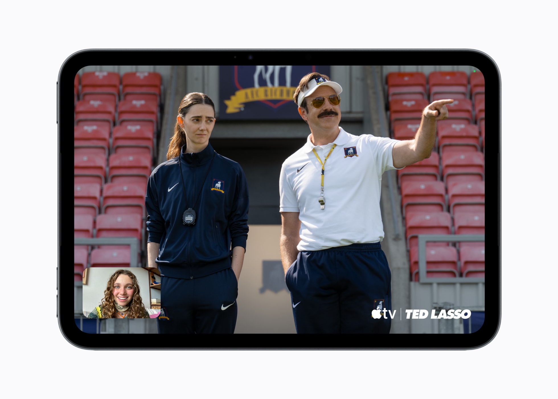 Apple-iPad-mini-Apple-TV-Shareplay-FaceTime-Ted-Lasso-261026_big.jpg.large_2x.jpg