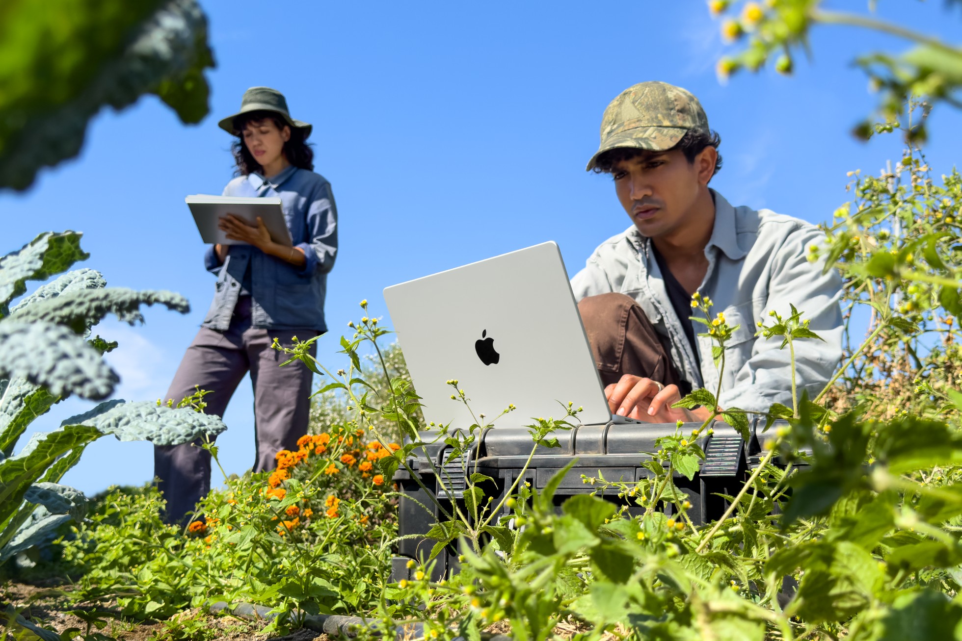 Apple-MacBook-Pro-14-in-with-M6-lifestyle-261027_big.jpg.large_2x.jpg